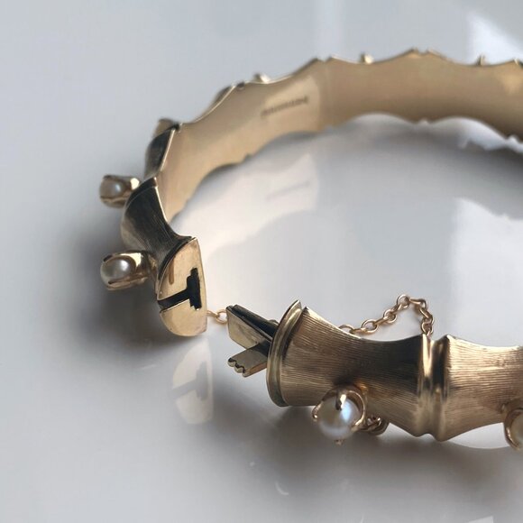 Antique 9k Yellow Gold and Pearls Bangle Stamped Hallmarks, Hinged with a Clasp - Picture 4 of 7